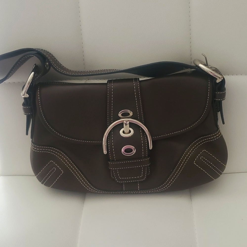 Authentic Coach chocolate brown leather shoulder bag. Excellent condition!